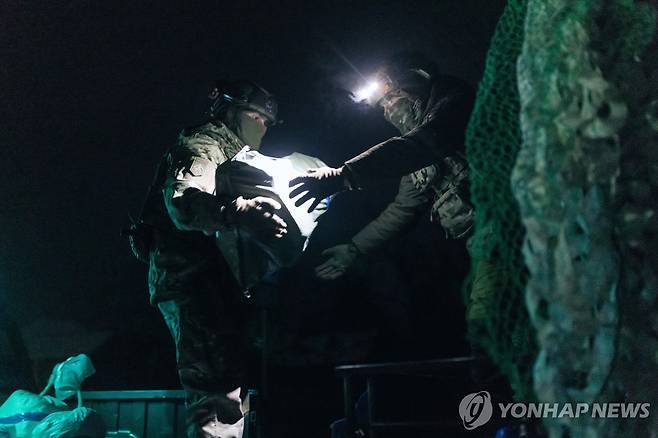 전장에서 짐을 싣고 있는 우크라이나 군 [AP 연합뉴스 자료사진. 재배포 및 DB 금지]