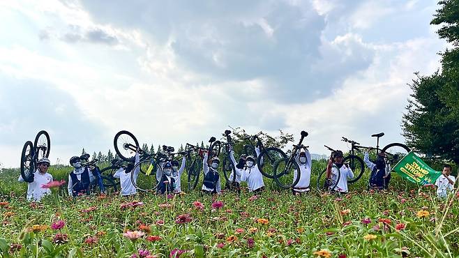 자전거하이킹 기부챌린지 참가한 청소년과 쉼터 관계자들의 모습. [허경회 소장 제공. 재판매 및 DB 금지]