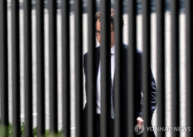 백악관 찾은 다리오 아모데이 앤트로픽 CEO 다리오 아모데이 앤트로픽 최고경영자(CEO)가 17일(현지시간) 도널드 트럼프 행정부 당국자들을 만나기 위해 백악관에 도착하고 있다. [로이터=연합뉴스. 재판매 및 DB 금지]