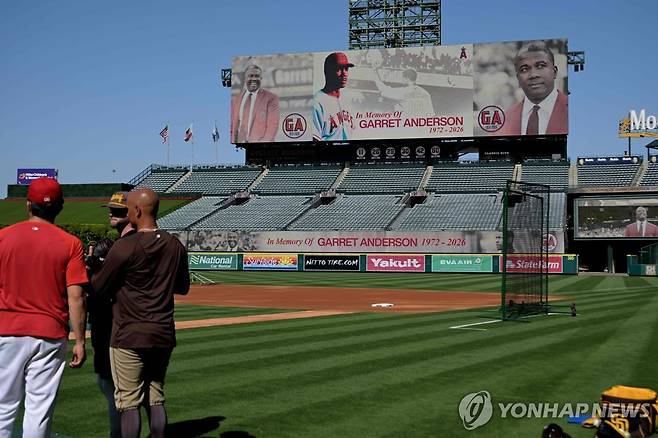 앤더슨을 추모하는 에인절스 구단 [게티이미지/AFP=연합뉴스]