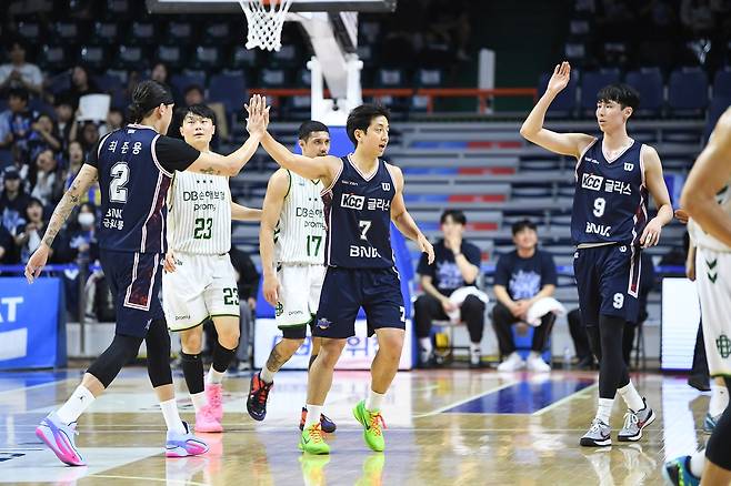 KCC의 최준용(왼쪽부터)과 허훈, 송교창 [KBL 제공. 재판매 및 DB 금지]