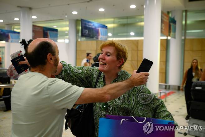 지난달 4일 호주 시드니 국제공항에서 두바이에서 출발한 승객들이 도착하고 있다.[EPA=연합뉴스 자료사진. 재판매 및 DB 금지]