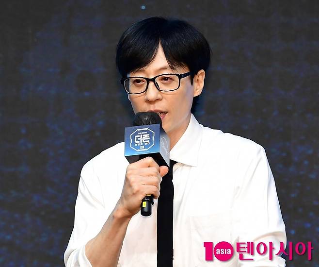 방송인 유재석이 포즈를 취하고 있다. / 사진=텐아시아DB