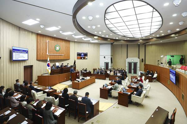 의왕시의회가 제318회 임시회 제2차 본회의에서 ‘의왕시 지방공무원 복무조례’ 심의에 앞서 집행부로부터 수정안 처리에 반대하는 입장을 청취하고 있다. /의왕시의회 제공