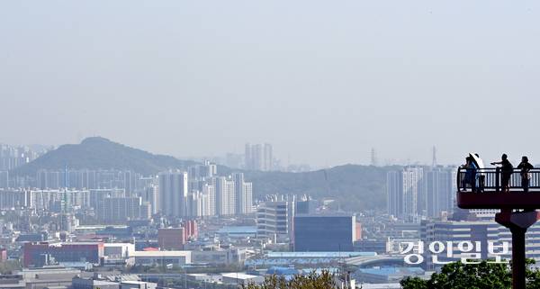 19일 인천시 수봉공원 스카이워크를 찾은 시민들이 탁 트인 전망을 보며 휴일을 보내고 있다. 2026.4.19 /김용국기자 yong@kyeongin.com