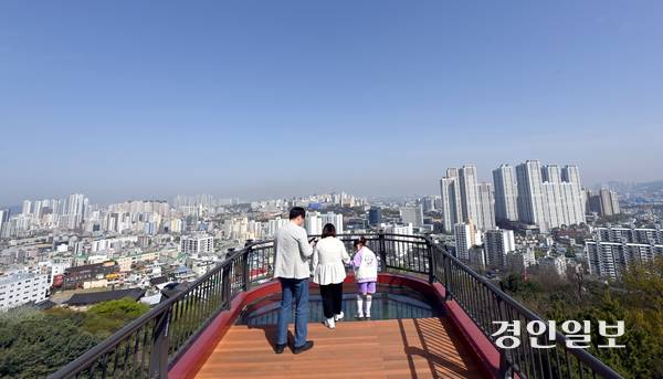 19일 인천시 수봉공원 스카이워크를 찾은 시민들이 탁 트인 전망을 보며 휴일을 보내고 있다. 2026.4.19 /김용국기자 yong@kyeongin.com