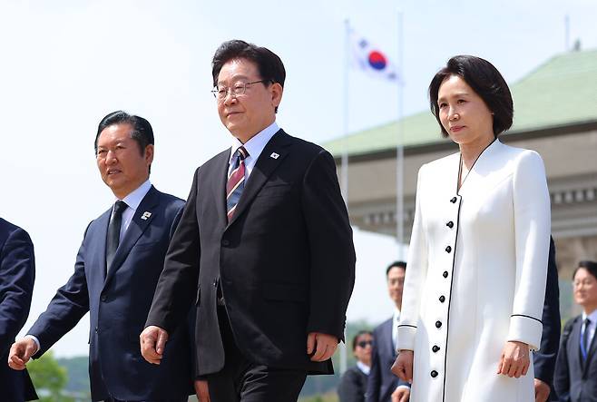 ▲ 인도·베트남을 국빈 방문하는 이재명 대통령과 김혜경 여사가 19일 성남 서울공항에서 공군 1호기로 이동하고 있다. /연합뉴스