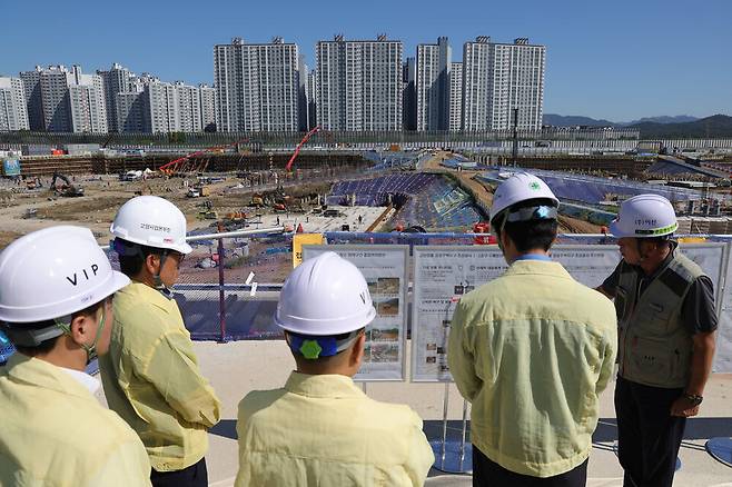 ▲ 고양 창릉지구에서 열린 국회의원실-한국토지주택공사 합동 점검회의에서 한준호 최고위원과 LH 관계자들이 현장을 둘러보고 있다. /연합뉴스