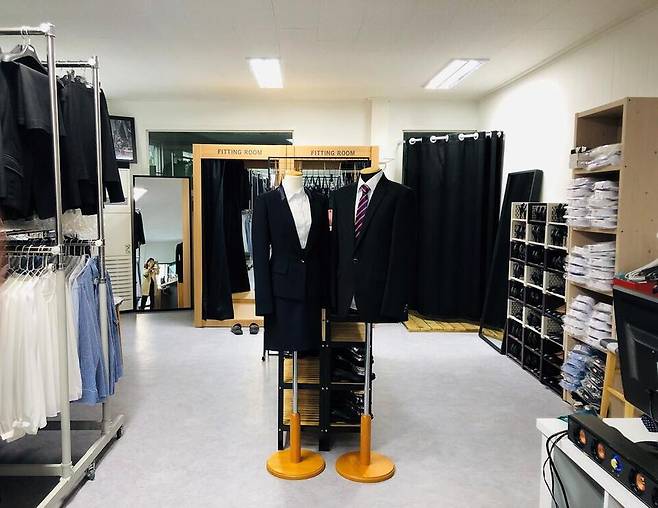 ▲ 인천 구직 청년에게 면접용 정장을 대여해주는 부평구 '드림나래' 참여 업체.&nbsp;/사진제공=인천시