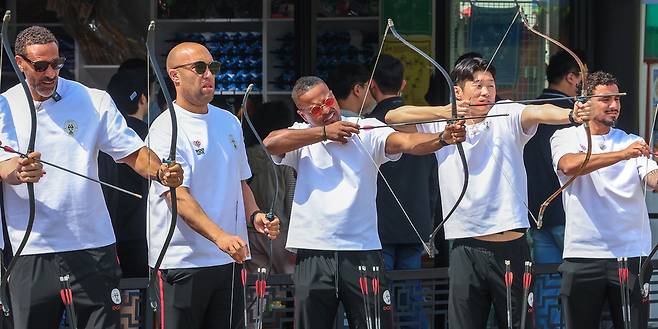 ▲ 수원삼성OGFC 이벤트 경기를 앞둔 19일 오전 수원특례시 팔달구 연무대를 찾은 박지성(오른쪽 두번째), 파트리스 에브라(가운데)선수 등 맨체스터 유나이티드 레전드 선수들이 국궁체험을 하고 있다. /전광현 기자 maggie@incheonilbo.com