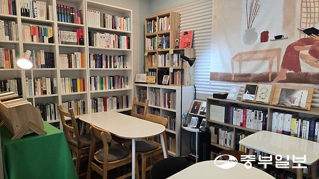 인문학부터 문학, 그림책까지 구비돼 있는 책방연두의 모습. 임창희기자