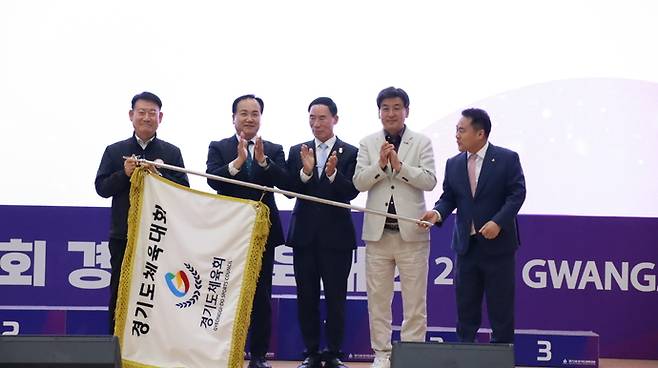 제72회 경기도체육대회 폐회식에서 대회기가 차기 개최지로 전달되고 있다. 권병규(사진 왼쪽부터)오산시 체육회장, 이권재 오산시장, 이원성 경기도체육회장, 방세환 광주시장, 박범식 광주시체육회장. 사진=경기도체육회