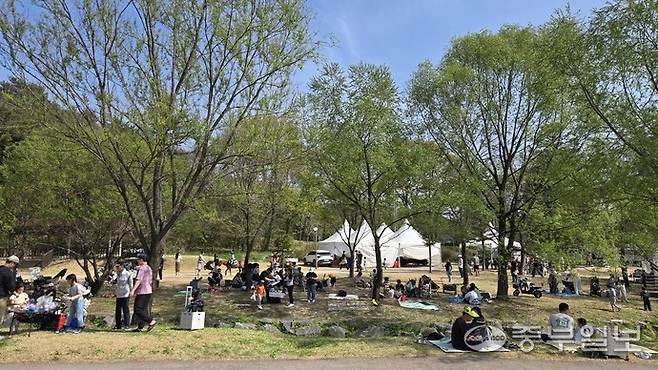 18일 열린 회암사지 왕실축제에서 가족 단위 관람객들이 돗자리를 펴고 앉아 휴식을 취하고 있다. 박홍기 기자