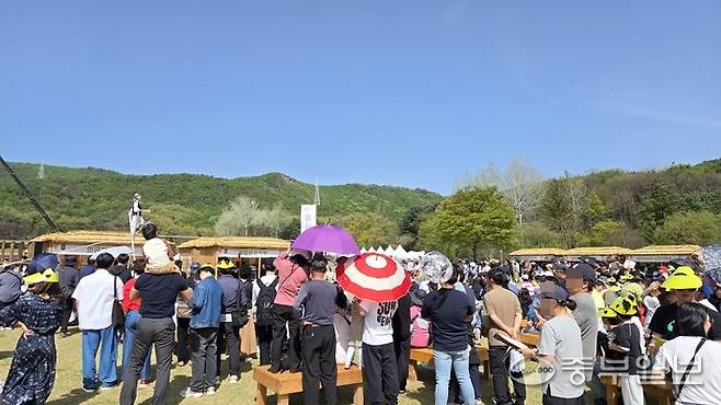 18일 열린 회암사지 왕실축제에서 관람객들이 전통 줄타기 공연을 관람하고 있다. 박홍기 기자