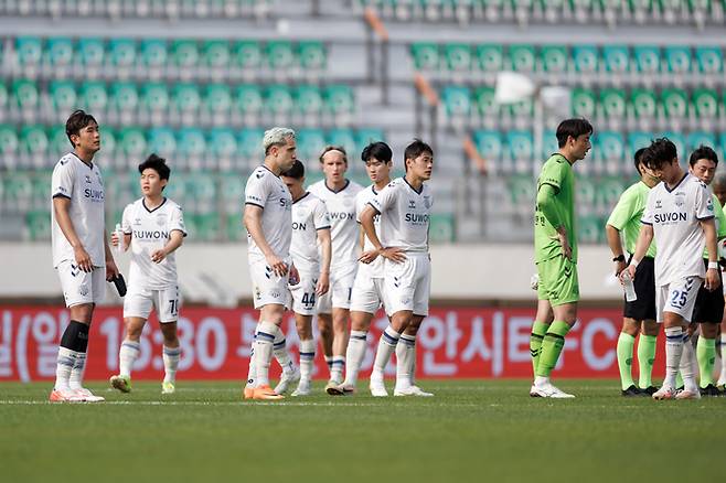 18일 부산구덕운동장서 열린 K리그2 8라운드 경기서 부산에 일격을 당한 수원FC 선수들이 경기 종료후 아쉬운 표정을 짓고 있다. 사진=한국프로축구연맹