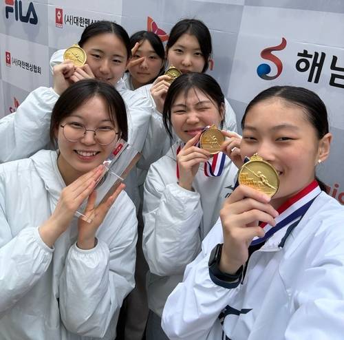 19일 전남 해남우슬체육관에서 열린 제55회 회장배전국남녀종별펜싱선수권대회 여고부 에페 단체전서 우승한 화성 향남고 선수단이 기념사진을 찍고 있다. 사진=향남고등학교