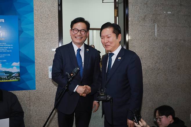 더불어민주당 송영길 전 대표가 지난달 국회에서 정청래 대표와 면담한 뒤 함께 당대표실에서 나와 인사하고 있다. /연합뉴스