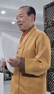 다산지킴이인 윤동환 전 강진 군수가 다산초당과 유교와 불교의 만남이 이루어진 천일각과 백련사에 대해  해설하고 있다.  사진=한성일 기자