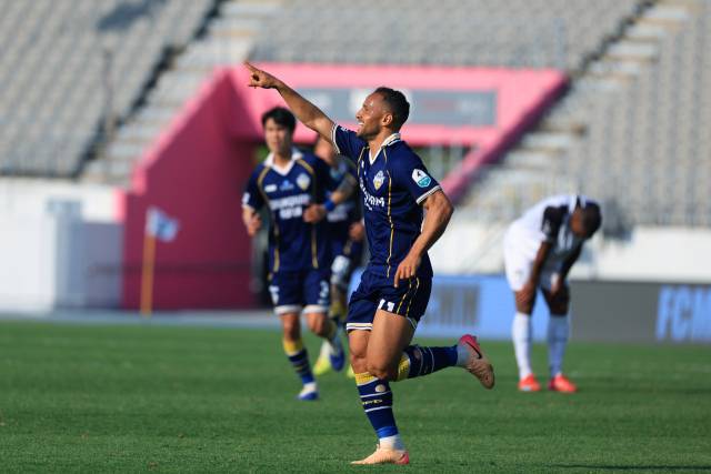 19일 오후 이순신종합운동장에서 치러진 '하나은행 K리그2 2026' 8라운드 충남아산FC와 전남드래곤즈의 경기는 2대 2로 마무리됐다. 아산 데니손이 전반 만회 득점에 성공한 후 기뻐하고 있다. 한국프로축구연맹 제공.