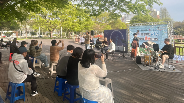 19일 광주광역시 서구가 도심 속 생활공간을 무대로 하는 '도시 락(樂)'을 본격 추진한다. 사진은 서구 도심 일대서 '도시 락(樂)' 행사가 진행 중인 모습. 광주 서구청 제공&nbsp;