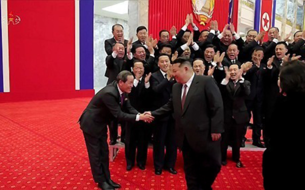 김정은 북한 국무위원장이 지난달 23일 최고인민회의 제15기 제1차회의 이후 외무성 간부들과 재외공관장을 평양의사당에서 만나 축하·격려하는 모습. 김 위원장이 김성 주유엔 대사와 별도로 악수하고 있다. 연합뉴스