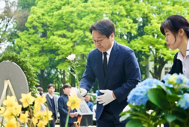 강기정 광주시장이 19일 4·19혁명 기념일을 맞아 광주공원 내에 있는 4·19기념탑에 헌화를 한 후 묵념하고 있다. <광주시 제공>