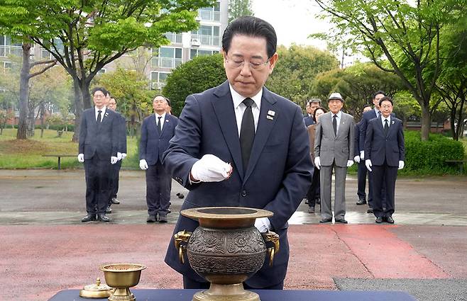 김영록 전남지사가 19일 오전 목포시 상동 달맞이공원 4·19민주혁명 기념비를 찾아 민주열사를 추모, 참배하고 있다. <전남도 제공>