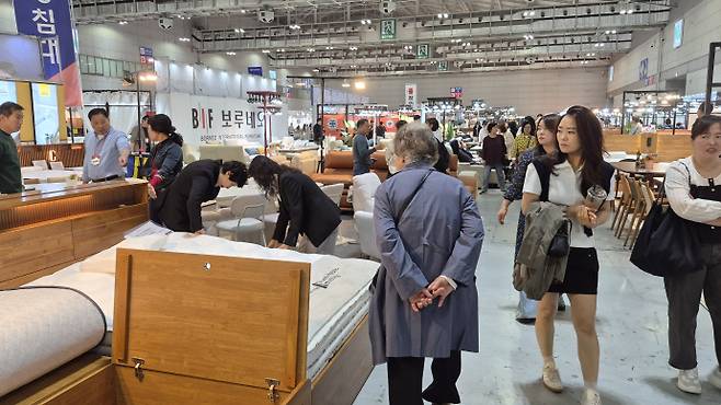 16일 오전 광주광역시 서구 김대중컨벤션센터에서 열린 '2026 광주가구쇼'를 찾은 많은 시민들이 다양한 침구류 물품들을 둘러보고 있는 모습. /박준호 기자 bjh@namdonews.com