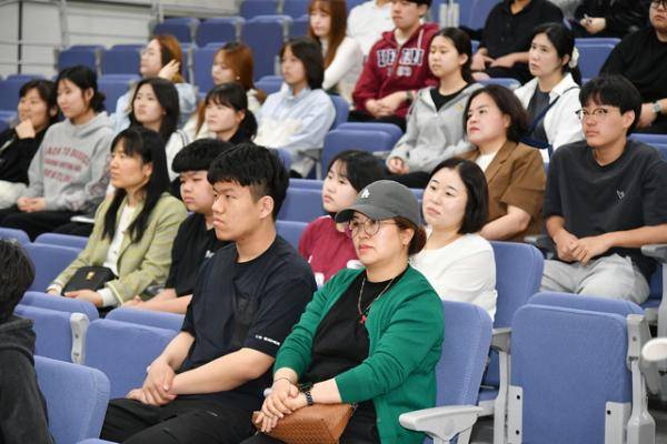◇2026 청소년 여름방학 어학연수 사전 간담회가 18일 화천커뮤니티센터에서 최문순 군수를 비롯해 참가 학생과 학부모 등이 참석한 가운데 열렸다.