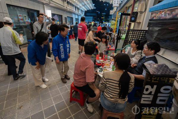 ◇육동한 더불어민주당 춘천시장 예비후보는 18일 ‘토요 번개 야시장’ 개장식에 참석해 시민들과 만났다.
