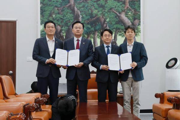 ◇더불어민주당 천준호 원내운영수석부대표(오른쪽 두번째)와 국민의힘 유상범 원내운영수석부대표(왼쪽 두번째)가 17일 국회에서 6·3 지방선거와 관련해 합의를 마친 뒤 기념 촬영하고 있다. 왼쪽은 국회 정치개혁특별위원회 야당 간사인 국민의힘 서일준 의원, 오른쪽은 정개특위 여당 간사인 민주당 윤건영 의원. 연합뉴스.