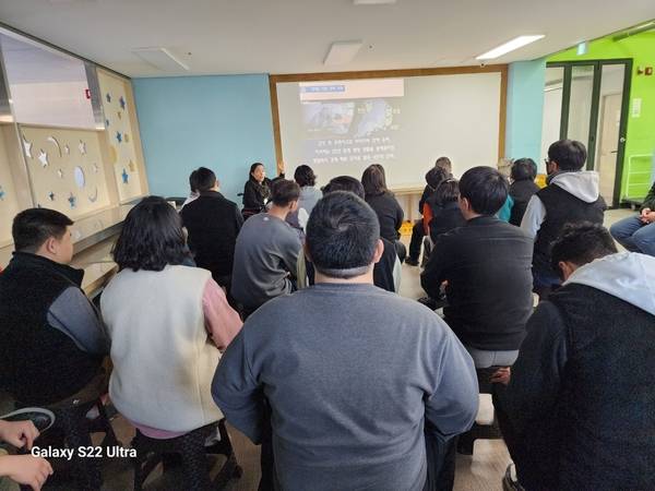 오성윤 씨는 후천 장애를 딛고 장애인식 개선 강사 활동을 하고 있다.