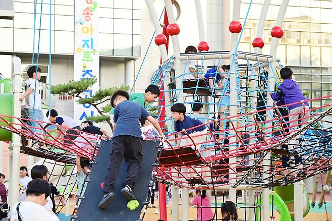 청송아지트 야외 그물놀이터에 아이들이 오르고, 미끄러지면서 마음껏 즐기고 있다./청송군제공