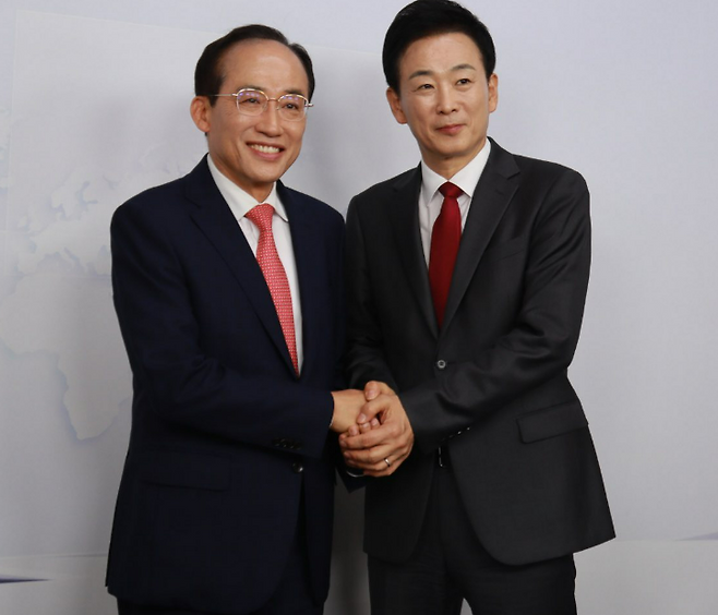 6·3 지방선거 국민의힘 대구시장 최종 경선에 진출한 유영하(오른쪽)·추경호 예비후보. 한 언론사가 19일 주최한 토론회에 앞서 손을 맞잡았다. /유영하 예비후보 페이스북 캡처