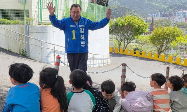 더불어민주당 강석주 통영시장 예비후보가 선거운동을 펼치고 있다. 캠프 제공