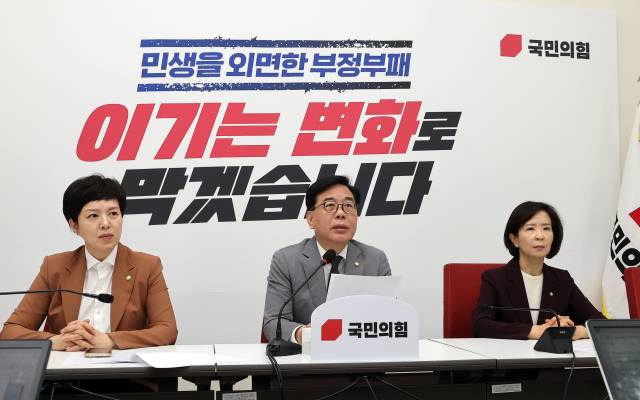 국민의힘 송언석 원내대표가 19일 국회 원내대표실에서 기자회견을 열고 부동산 양도세 장기보유특별공제 폐지, 대장동 사건, 지방선거와 관련한 입장을 밝히고 있다. 연합뉴스