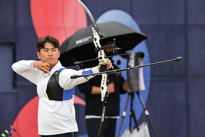 ▲ 13일부터 17일까지 예천진호국제양궁경기장에서 열린 국가대표 최종 평가전 결승전에서 김제덕 선수가 과녁을 향해 활시위를 당기는 모습, 예천군 제공