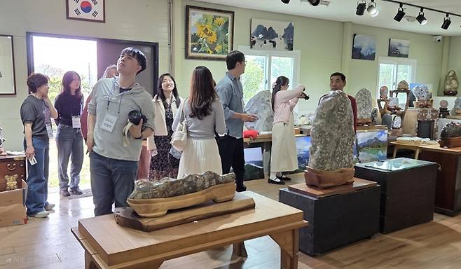 ▲ 지난 18일 한국관광공사SNS 기자단이 '손안에솔정원'의 선중꽃돌 전시관을 둘러보고 있다. 권오석 기자