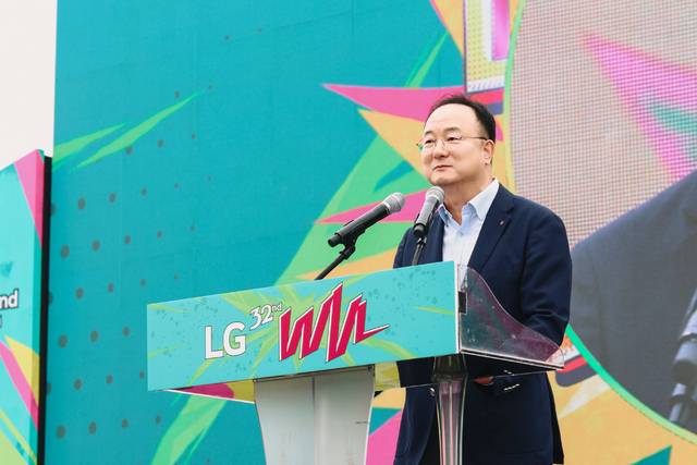 지난 18일 구미 낙동강 체육공원에서 열린 제32회 LG주부배구대회에서 문혁수 LG경북협의회장(LG이노텍 대표)이 대회사를 하고 있다. LG경북협의회 제공