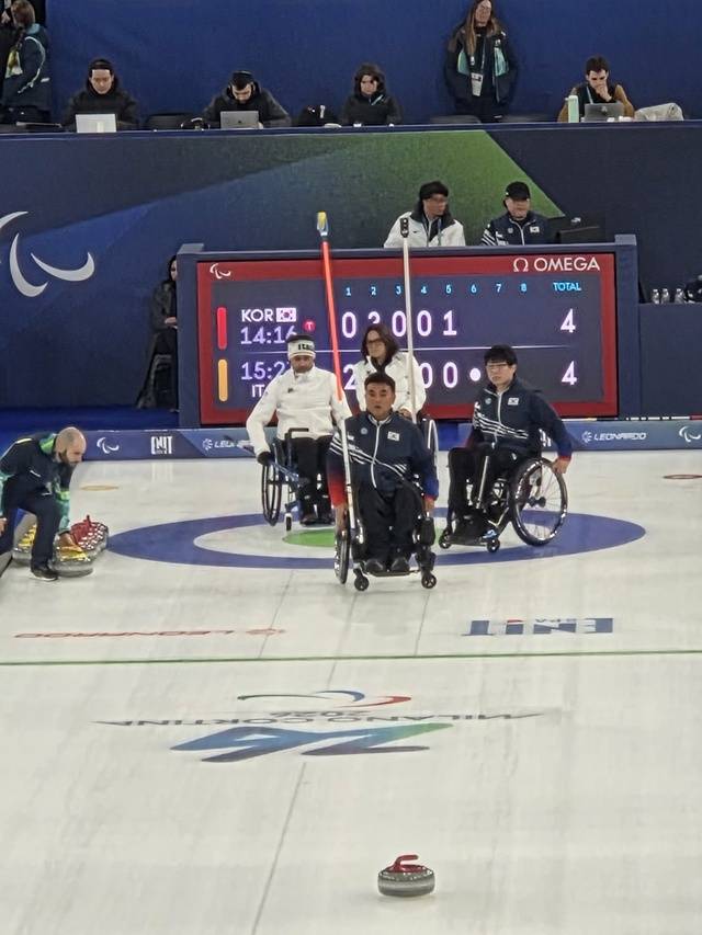 '2026 밀라노 동계 패럴림픽'에서 신중하게 스톤을 투구하고 있는 차진호 선수(앞쪽 가운데). 장창용 교수 제공