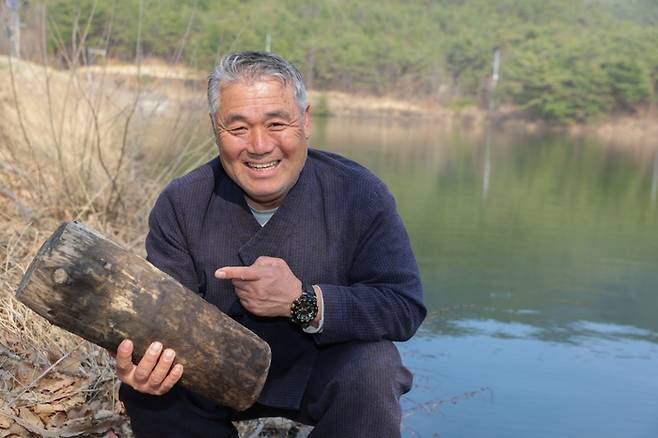 농경지에 저수지 물을 공급할 시기가 되면 못도감이 못종을 뽑는다. 물을 막는 못종의 재질은 물에 잘 팽창하는 소나무를 활용하며, 수리계 주민들이 주기적으로 새것을 만들어 교체한다. 사진은 금성면 운곡지 못도감인 김재효 이장이 못종을 뽑아 들고 설명하는 모습. 마창훈 기자