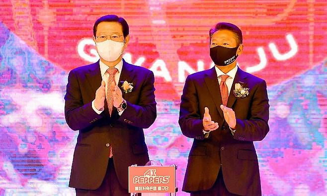 여자프로배구 7번째 구단 ‘광주 AI페퍼스’ 창단식이 지난 2021년 9월 30일 오후 광주 서구 광주시청 대회의실에서 열린 가운데 이용섭 광주시장과 장매튜 구단주가 박수를 치고 있다.