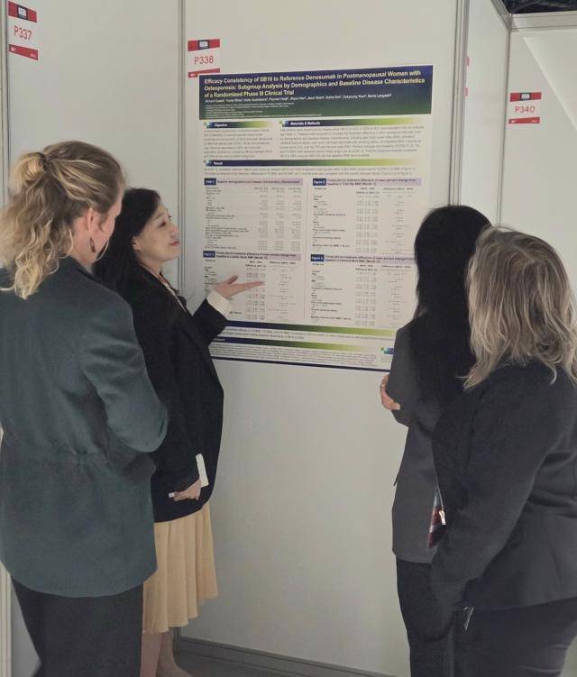 삼성바이오에피스 관계자가 유럽 학회에 참가해 골다공증 치료제 '오보덴스'의 임상 3상 후속 연구 결과를 설명하고 있다. [사진=삼성바이오에피스]