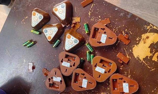 고장난 무선 버튼이 분해된 모습 [사진=전파관리국]