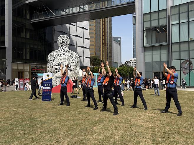 19일 서울 잠실에서 열린 ‘2026 롯데월드타워 스카이런(SKY RUN)’에 앞서 몸을 풀고 있는 해양경찰 참가자들. 사진=황민주 기자