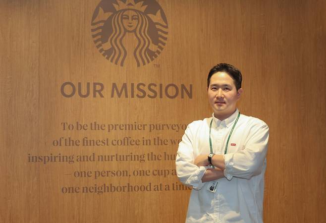 스타벅스 테이스티저니 담당 김충회 파트너가 8일 서울 강남구 센터필드 EAST 회의실에서 이투데이와 인터뷰에 앞서 포즈를 취하고 있다. 김예연 인턴기자 kimye@(이투데이DB)