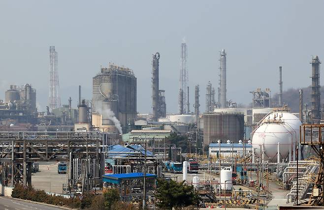 ▲전남 여수 국가 산업단지. 중동사태로 원유 수급 차질이 생기면서 이곳도 영향을 받고 있다. (사진=연합뉴스)