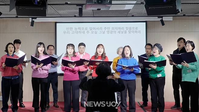 평화합창단이 2026년 개혁연대 정기총회에서 공연을 하고 있다. 두 번째 줄 맨 왼쪽이 이제혁 전도사다. 뉴스앤조이 안디도