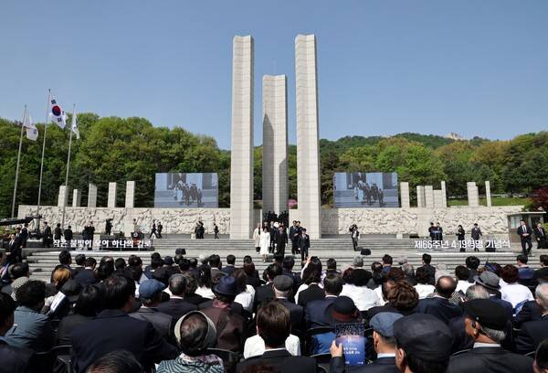 이재명 대통령과 김혜경 여사가 19일 서울 강북구 국립 4·19민주묘지에서 열린 4·19혁명 기념식에서 헌화 후 자리로 이동하고 있다. 2026.4.19 [청와대통신사진기자단] 연합뉴스