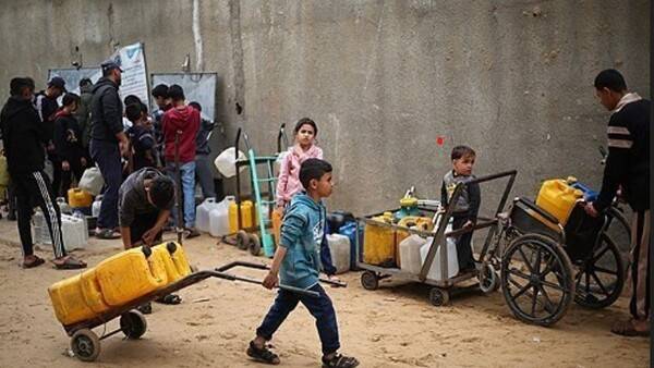 가자지구에서 유엔아동기금(UNICEF·유니세프)과 계약을 맺고 주민들에게 식수를 공급하던 민간인 트럭 운전사 2명이 이스라엘군의 발포로 숨졌다고&nbsp;유니세프가 17일(현지시간) 성명을 통해 밝혔다. 사진은 가자지구 중부 누세라이트 난민촌 피란민들이 물통을 채우려 줄 지은 모습.&nbsp;AFP 연합뉴스 자료사진